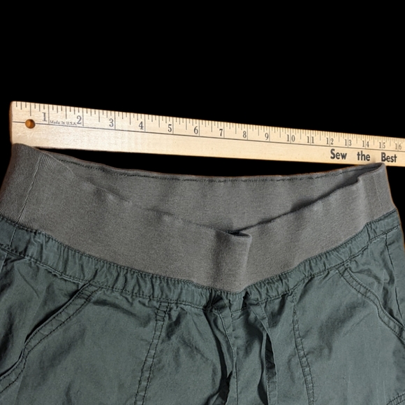 New York & Company Sage Green Lightweight Capri Pants Shorts Size Small NWT - Picture 4 of 10